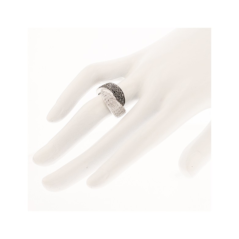 Bague diamants noirs et blancs 0.83 carat en or blanc