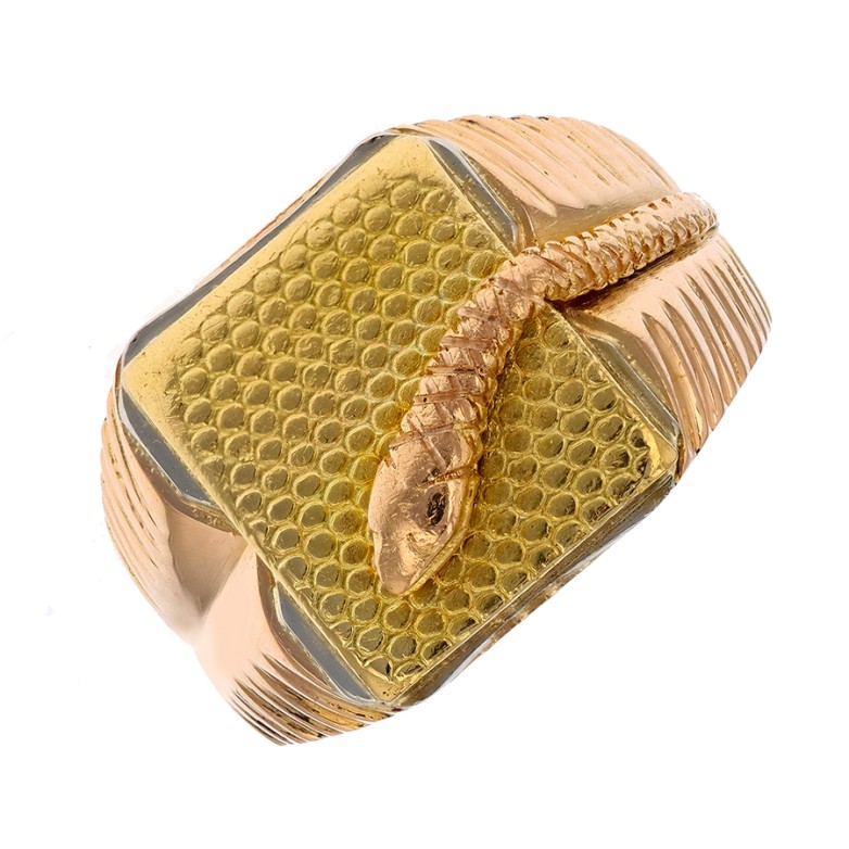Chevalière in yellow gold...