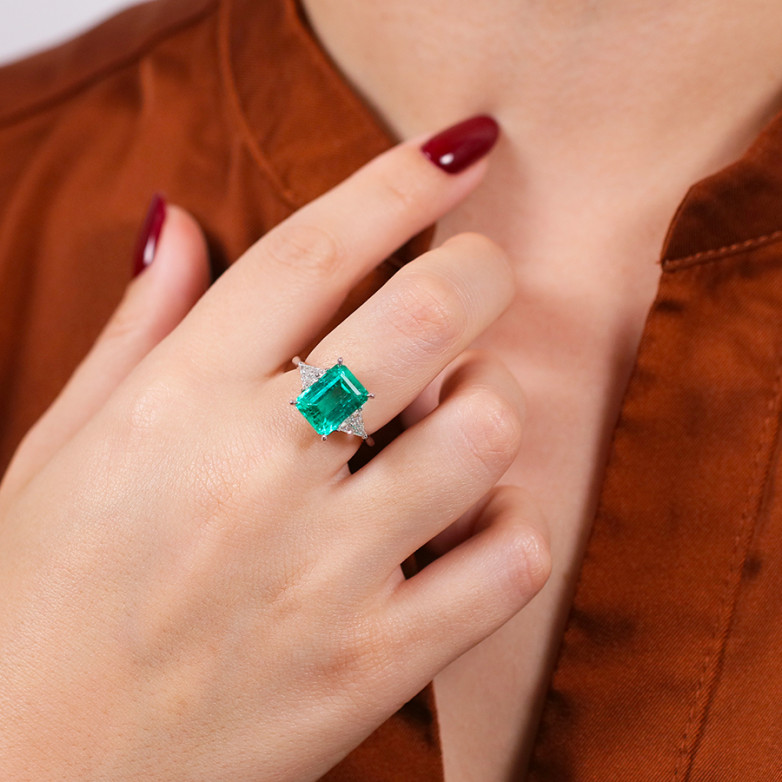 Ring emerald 4.84 carats...