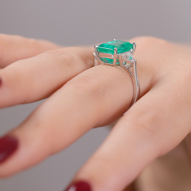 Ring emerald 4.84 carats...