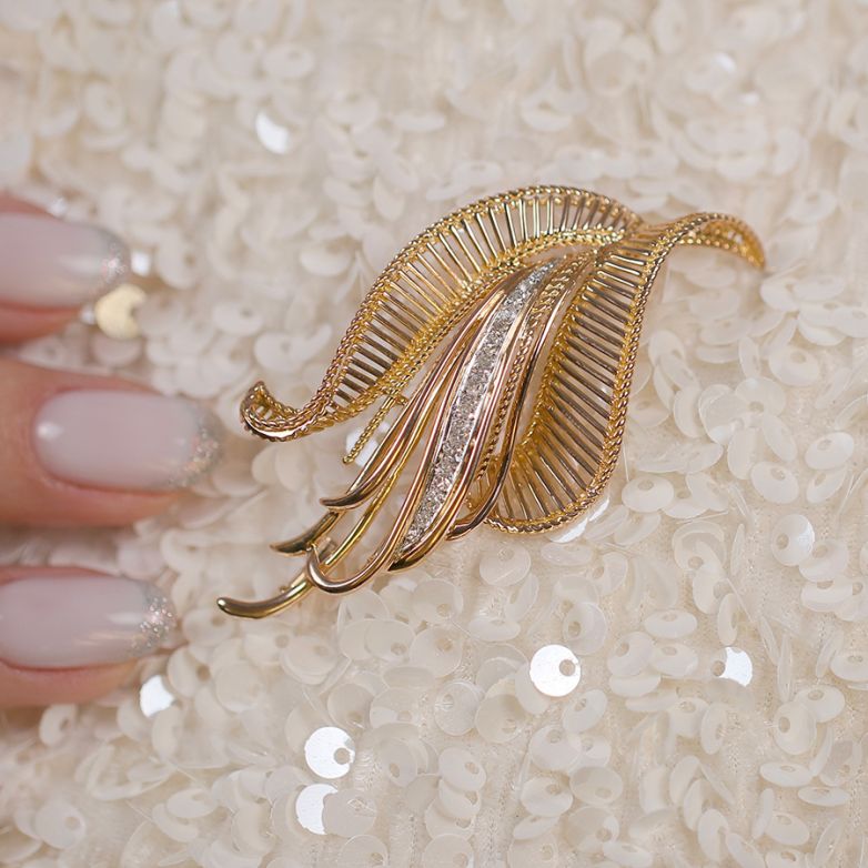 0.22-carat diamond brooch,...