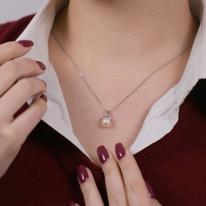 White gold pearl necklace...