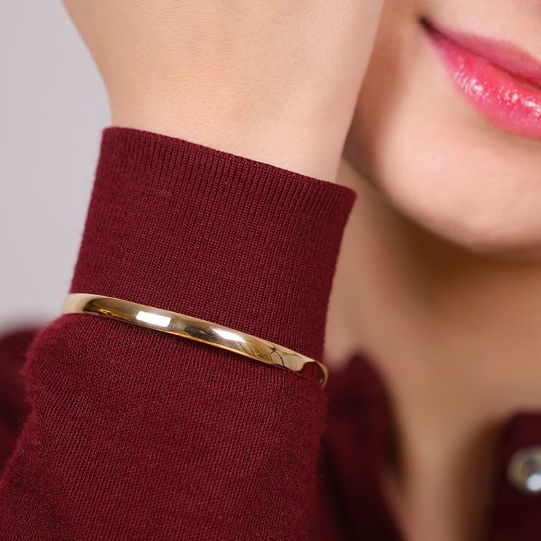 13g yellow gold bangle...