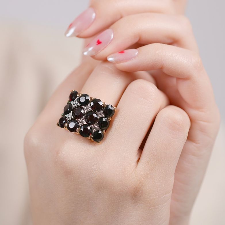 Ring garnets 11.88 carats...