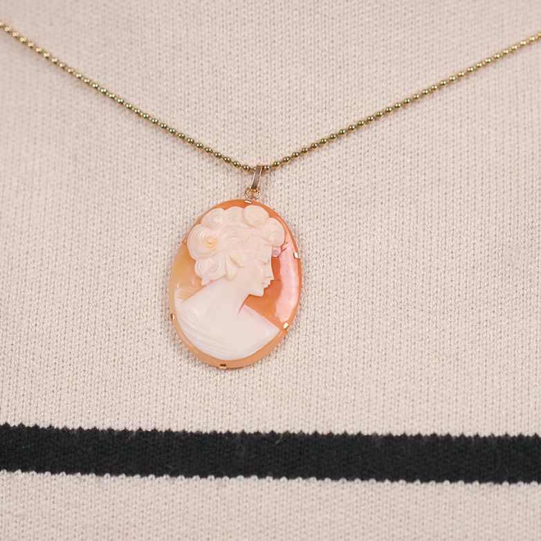Yellow gold Cameo pendant...
