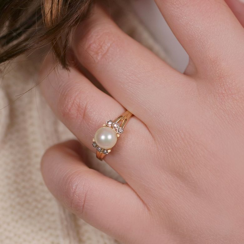 Pearl and diamond ring 0.03...