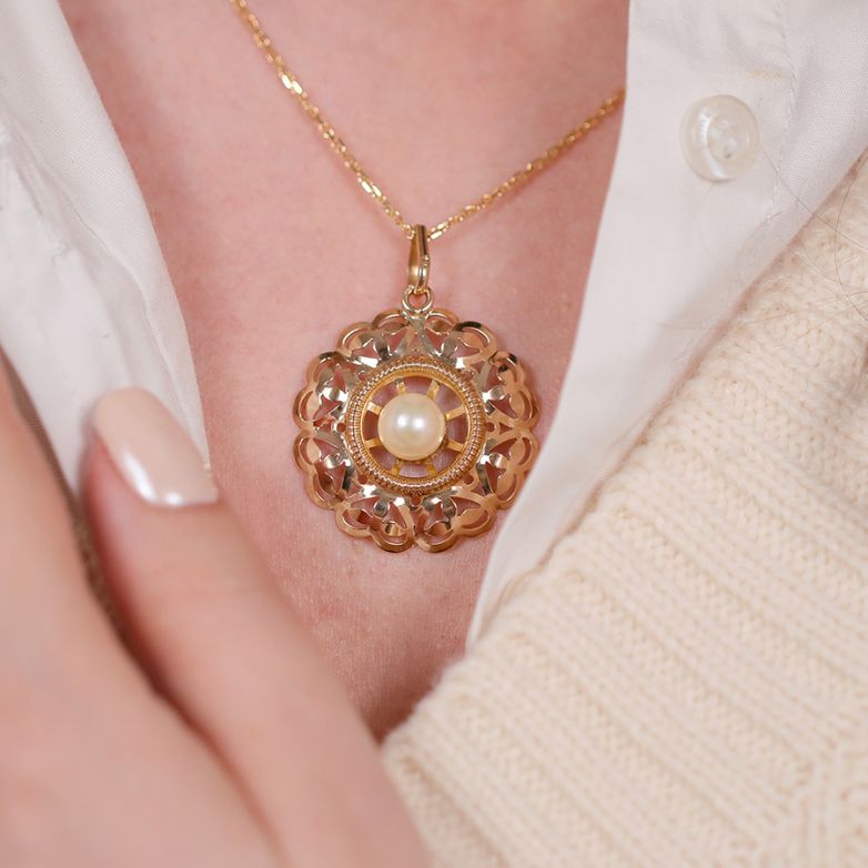 Yellow gold pearl pendant...