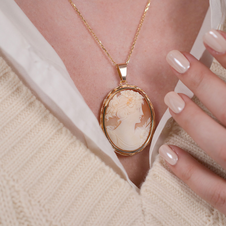 Vintage Cameo pendant...