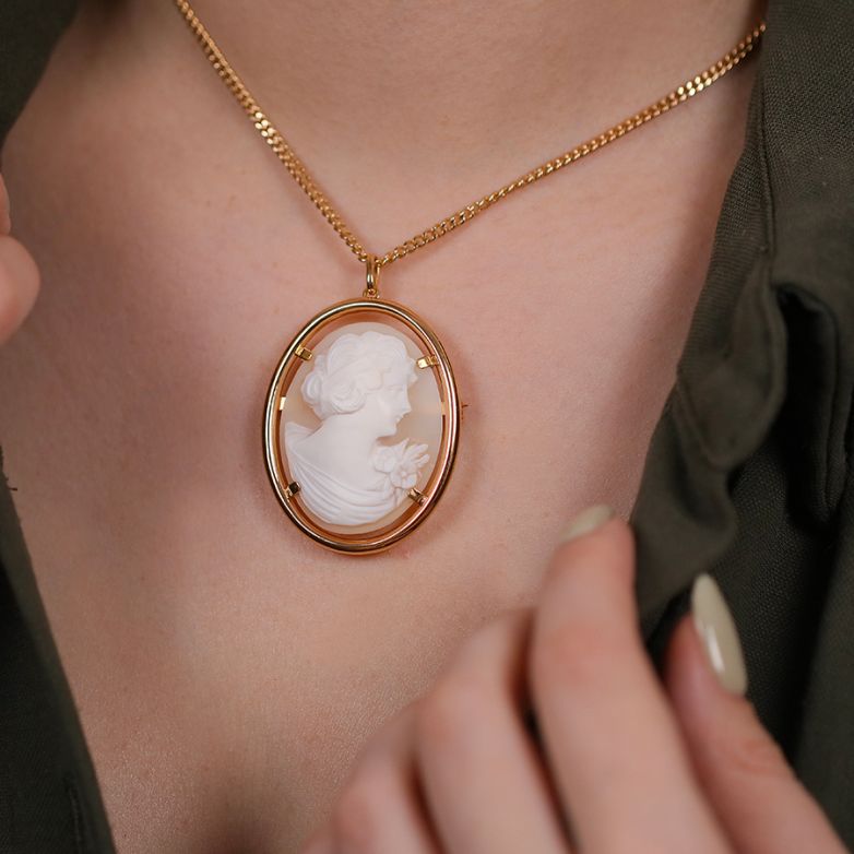 Yellow gold Cameo pendant...