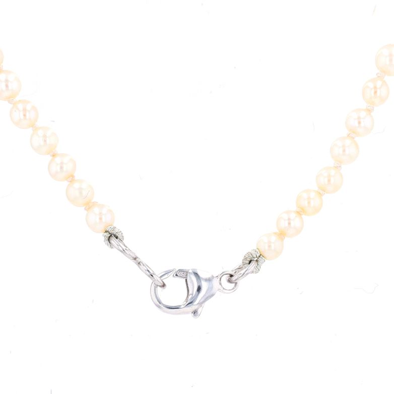 Collier de perles en chute...