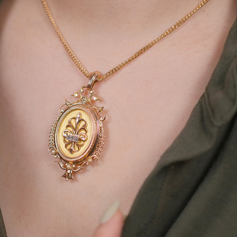 Vintage pendant photo...