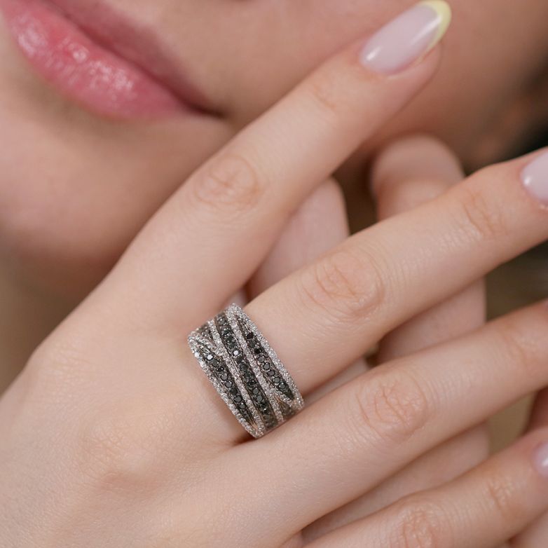 Ring black & white diamonds...