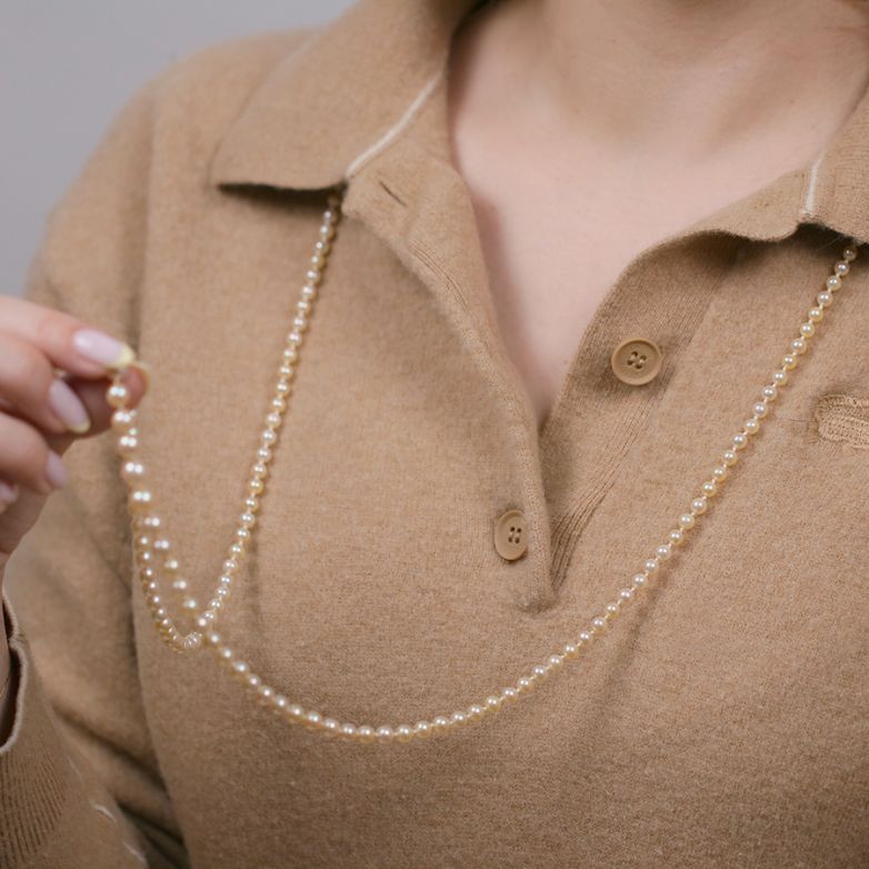 Necklace of pearls in white...