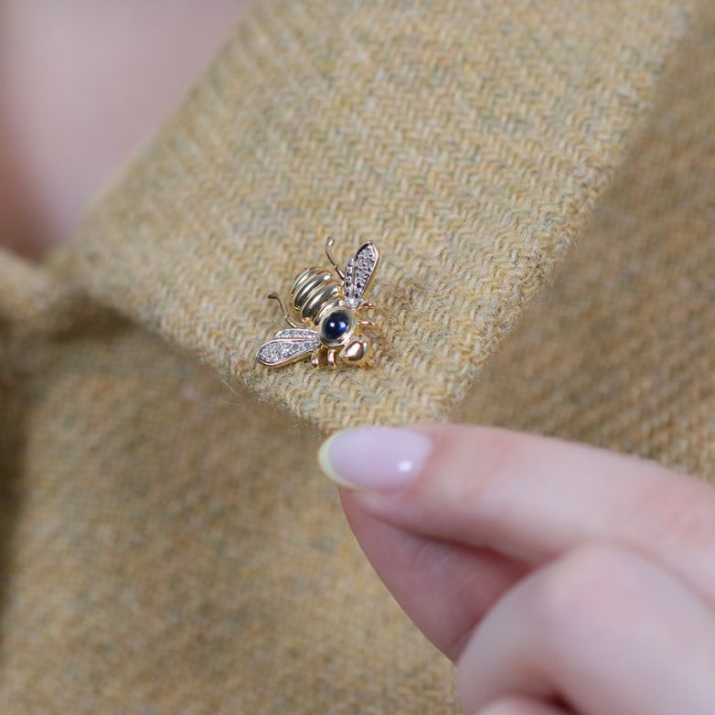 Sapphire bee brooch 0.51...
