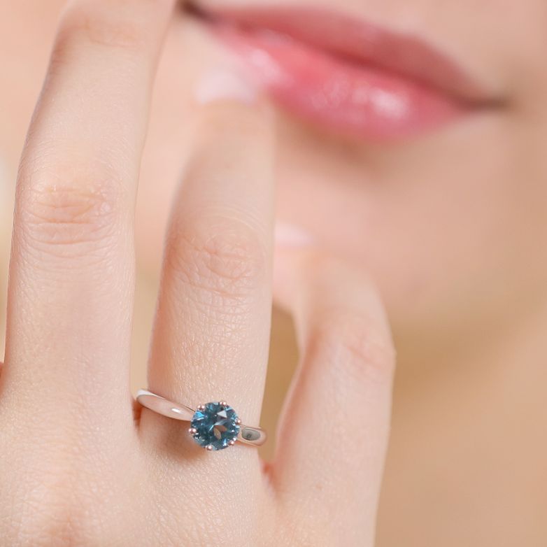 Ring topaz 1.42 carat white...