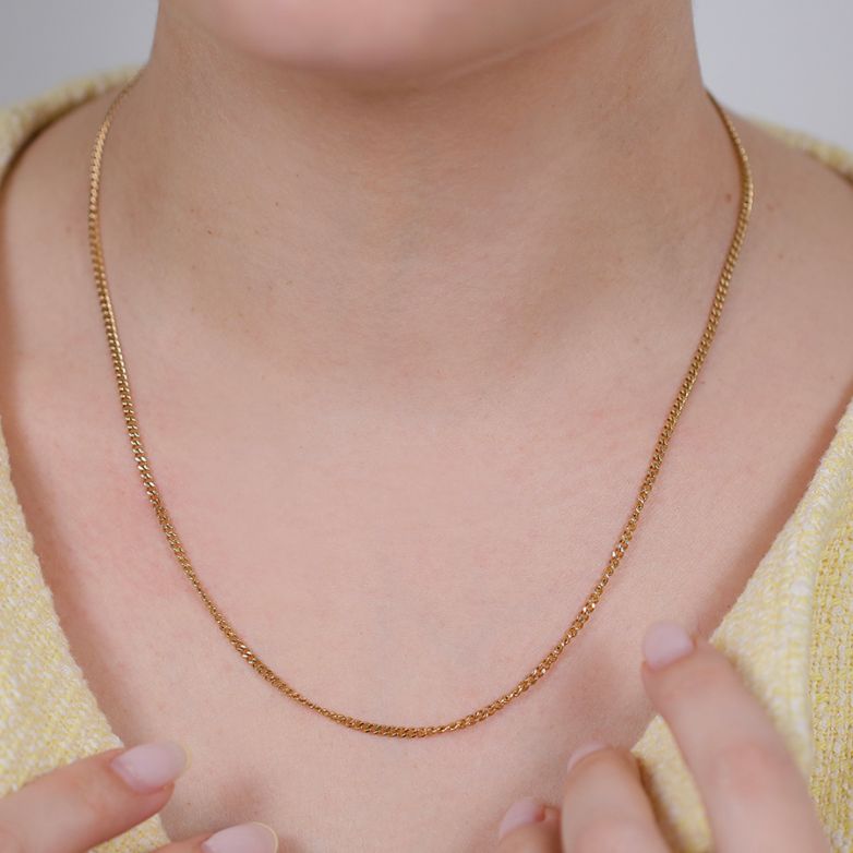 Curb chain in yellow gold...