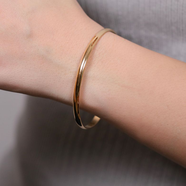 14.88g yellow gold bangle...