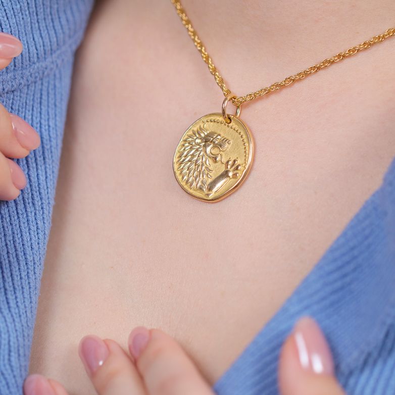 Lion medal in yellow gold...