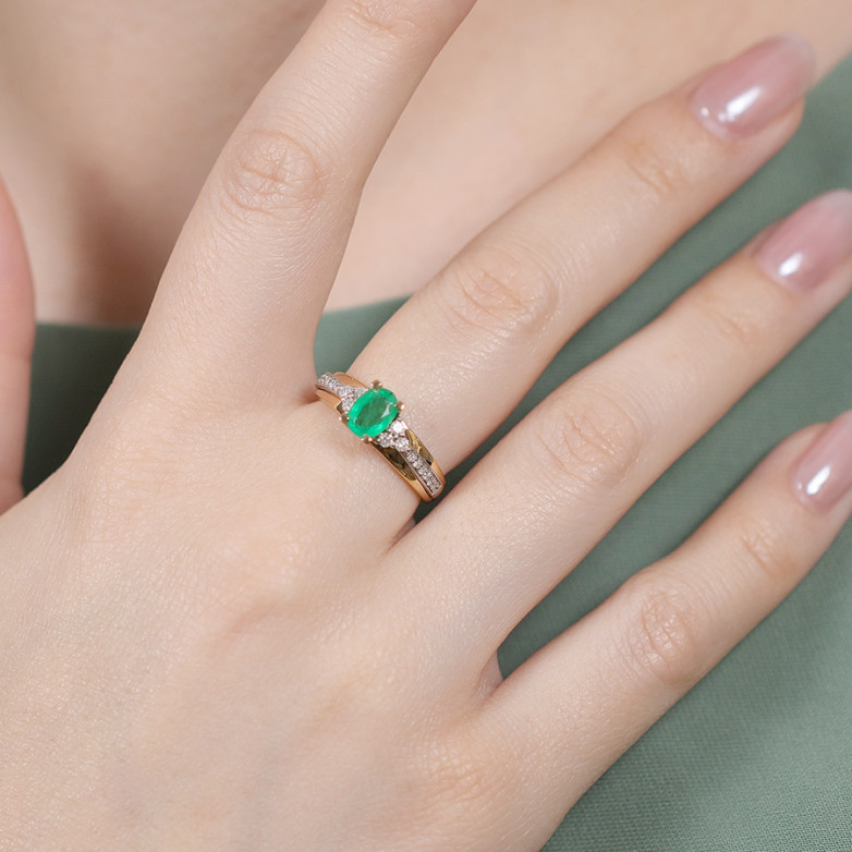 Ring emerald 0.66 carat and...
