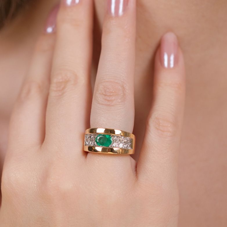 Ring emerald 0.52 carat and...