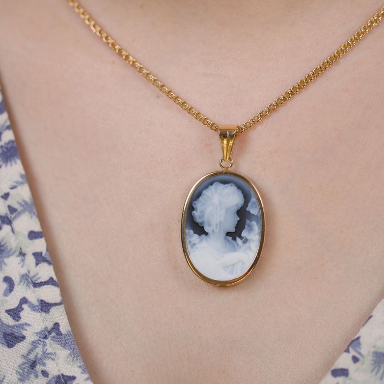 Yellow gold Cameo pendant...
