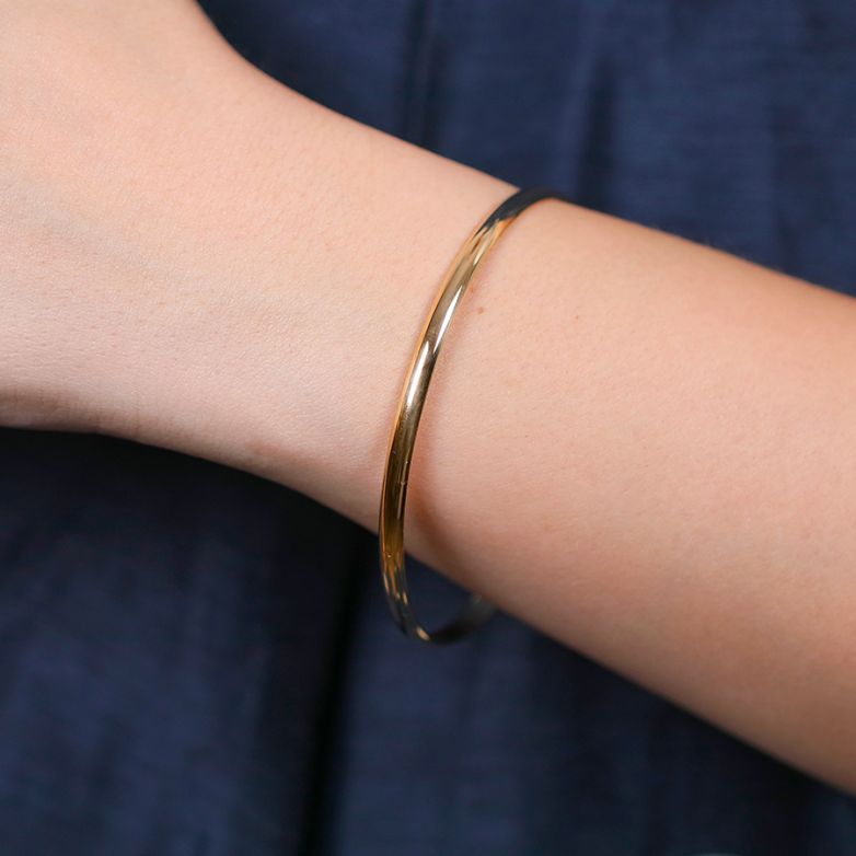 15.70g yellow gold bangle...