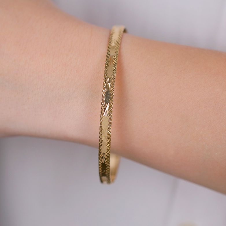 14.30g yellow gold bangle...