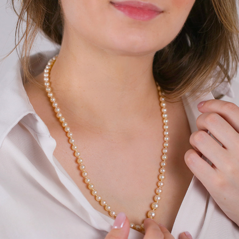 Necklace of pearls in...