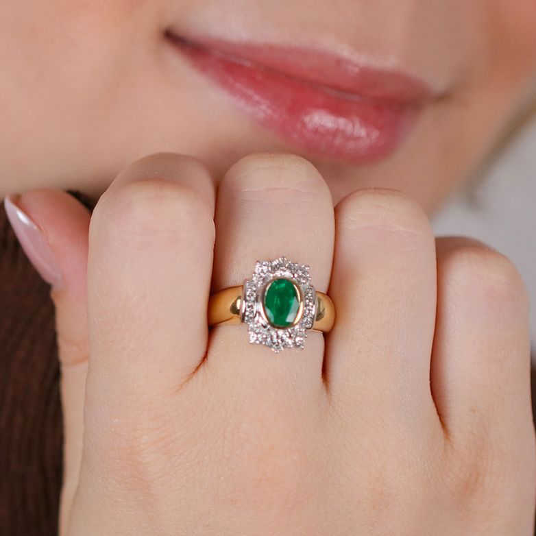 Ring emerald 0.92 carat and...