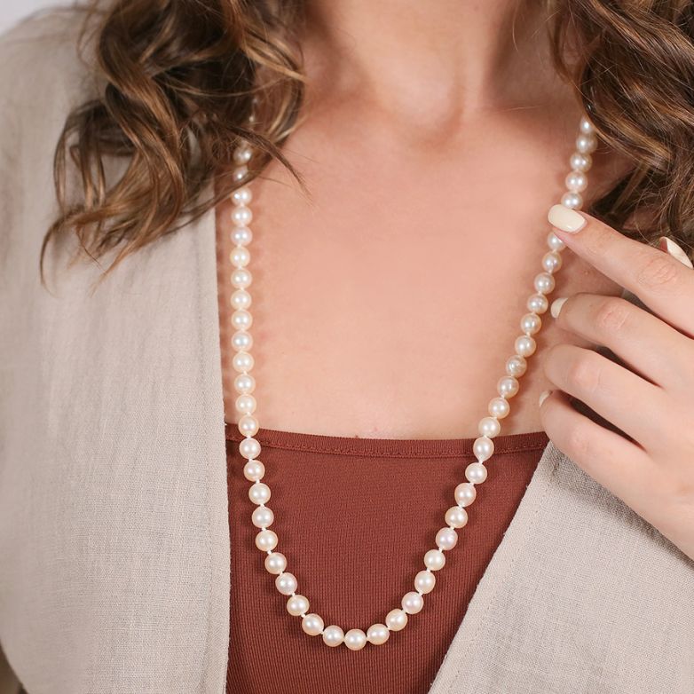 Pearl necklace choker...