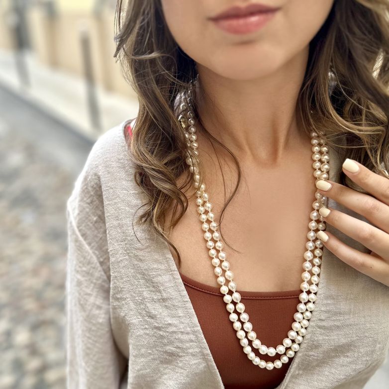 Pearl necklace choker...