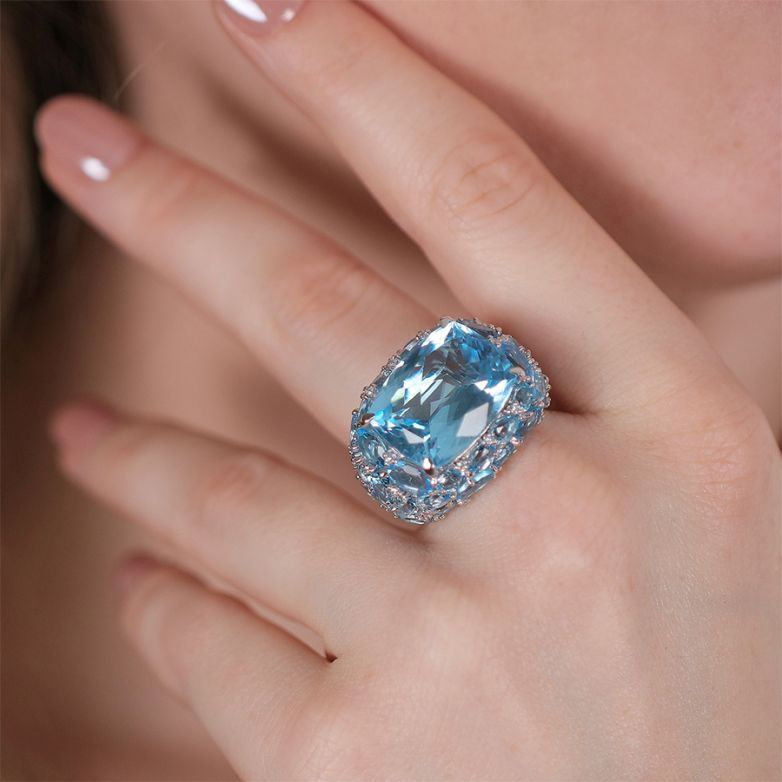Topaz ring 28.93 carats...