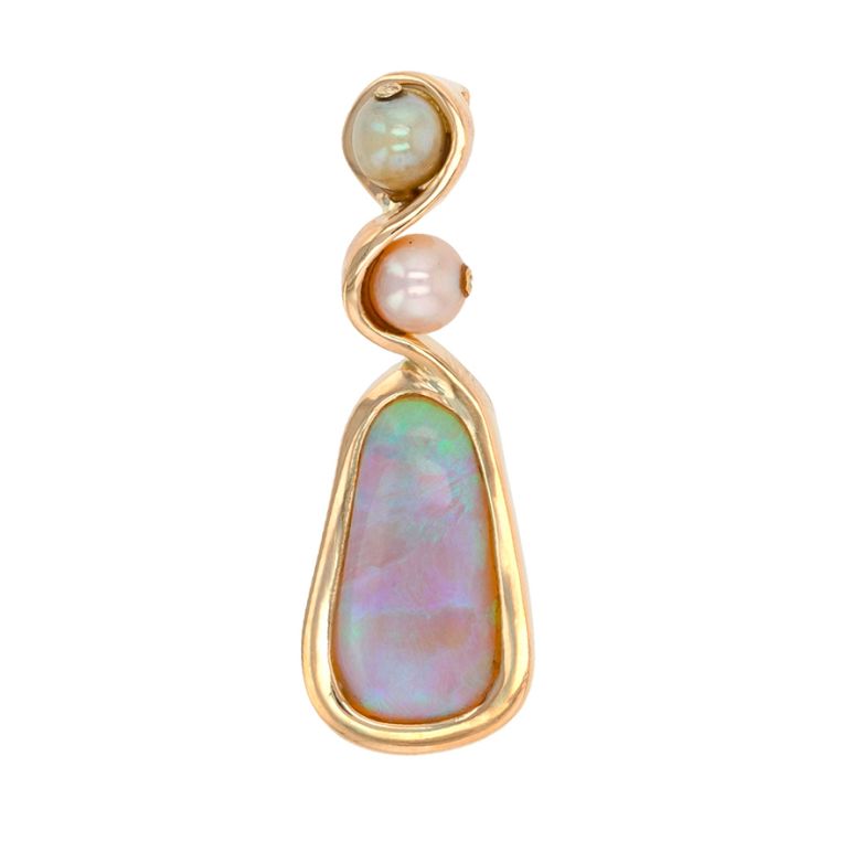 Yellow gold pearls and opal...