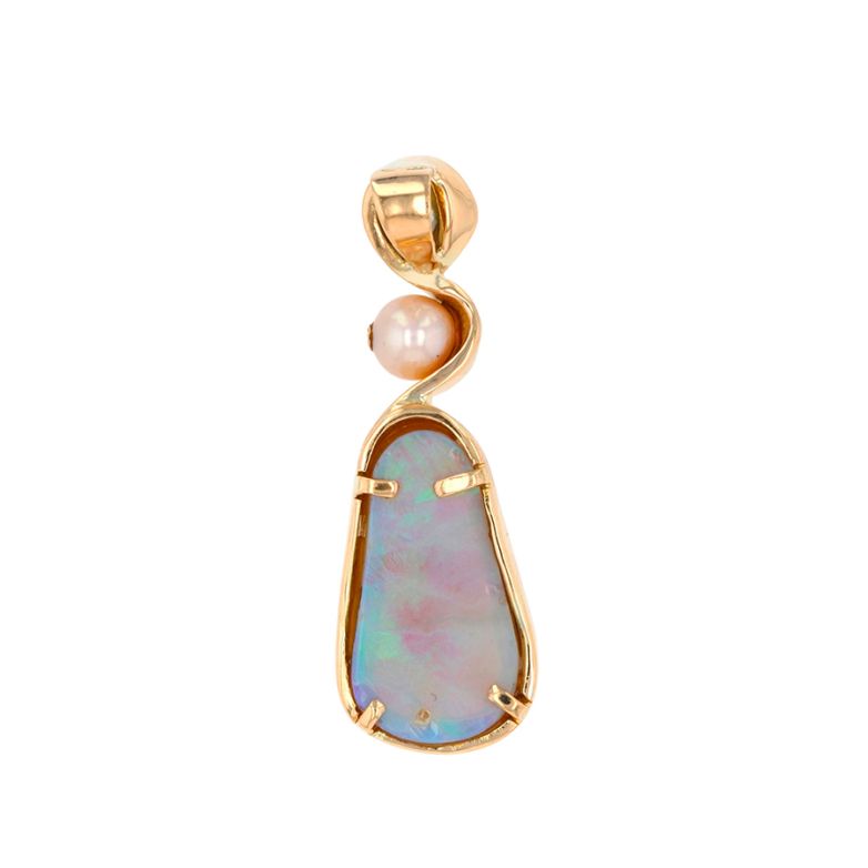 Yellow gold pearls and opal...