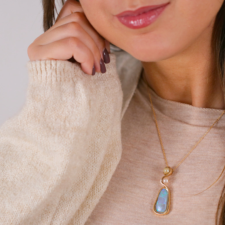 Yellow gold pearls and opal...