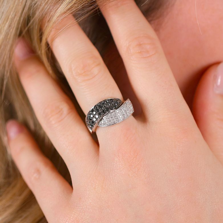 Ring black & white diamonds...