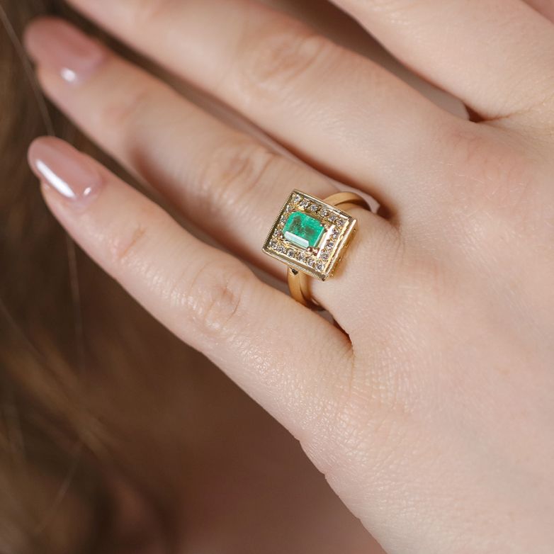 Ring emerald 0.68 carat and...