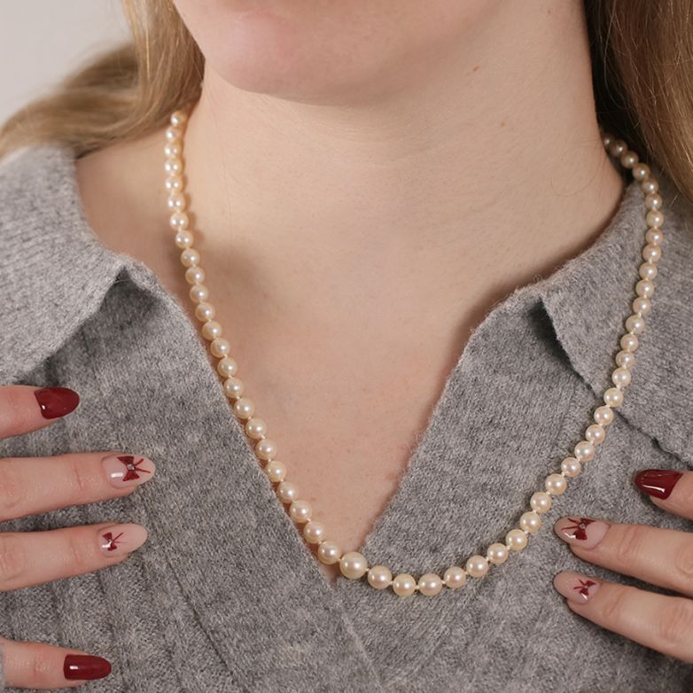 Necklace of pearls in...