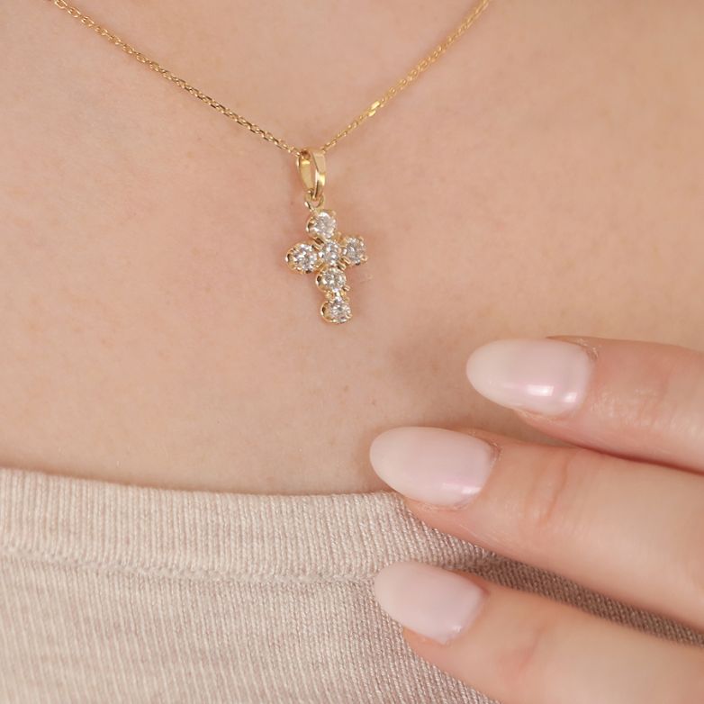 Cross diamonds 0.66 carat...