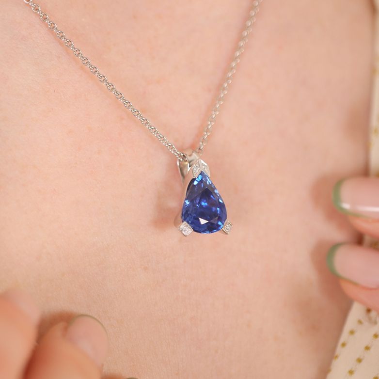 Necklace sapphire 6.36...