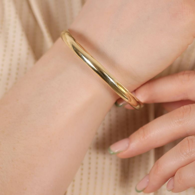 Rigid yellow gold bangle...