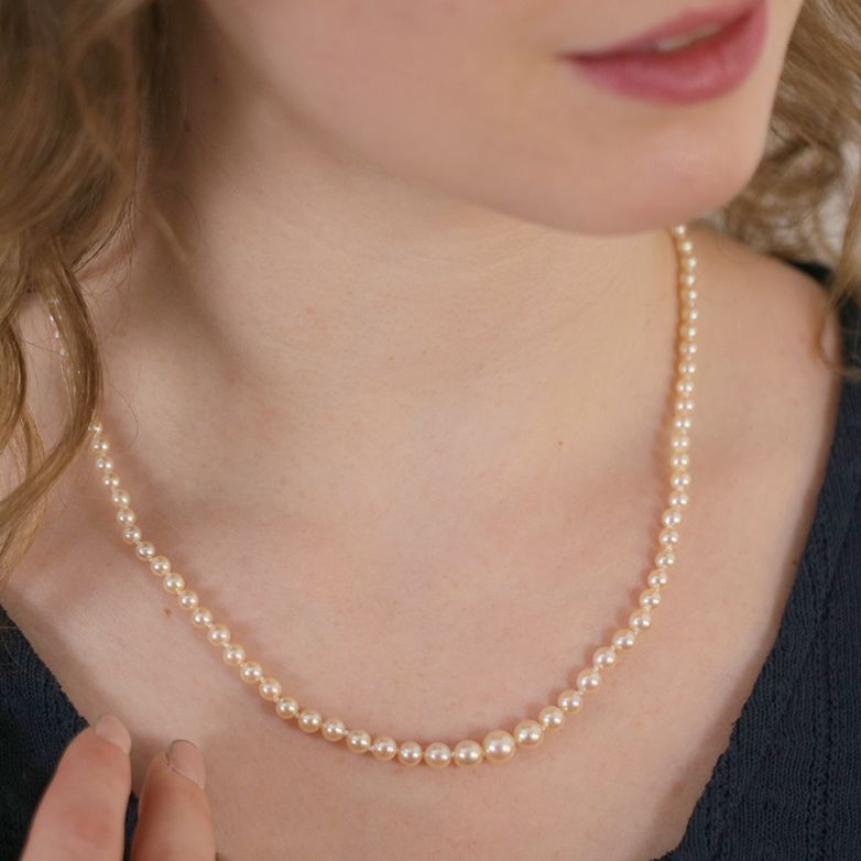 Necklace of pearls in white...