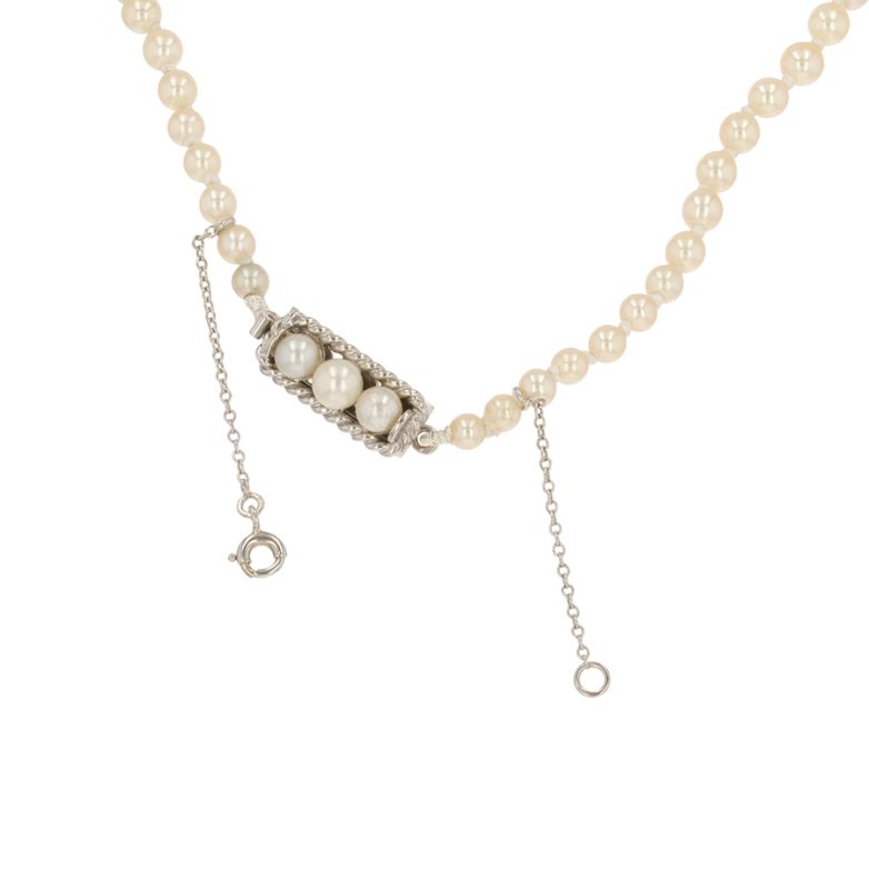 Necklace of pearls in white...