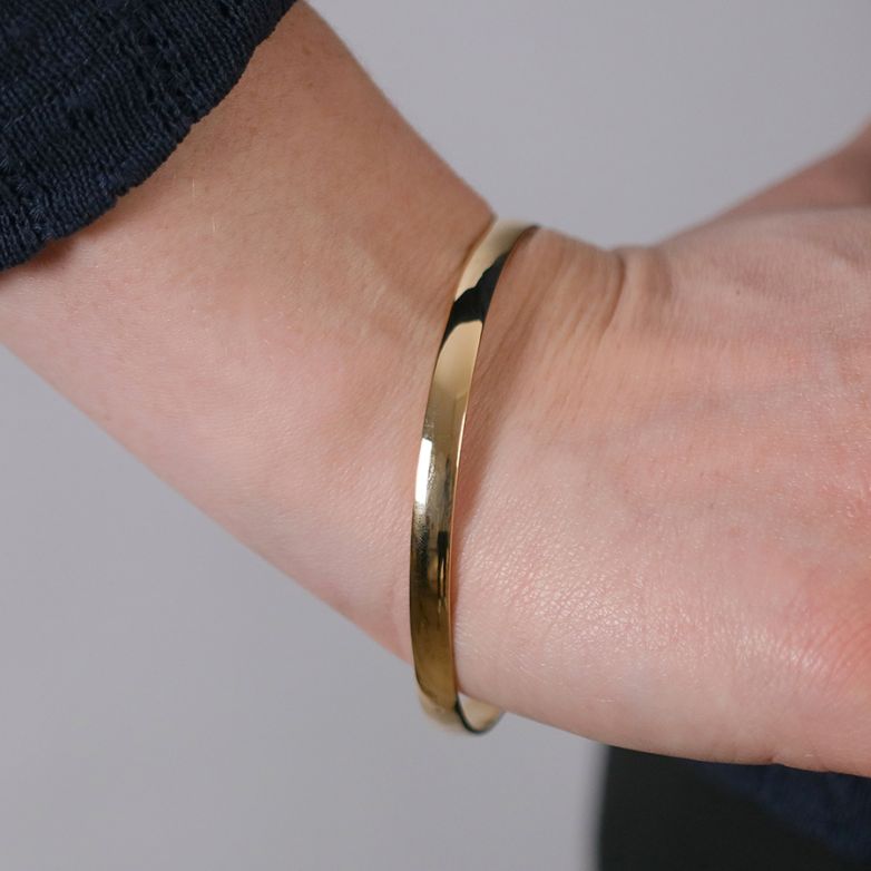 18.56g yellow gold bangle...