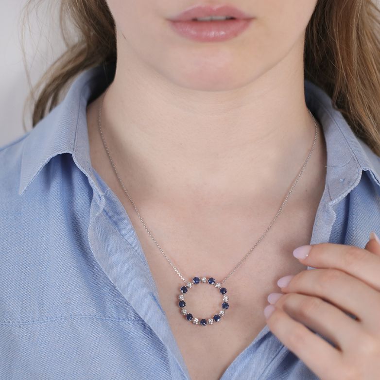 Necklace with 2.25 carats...