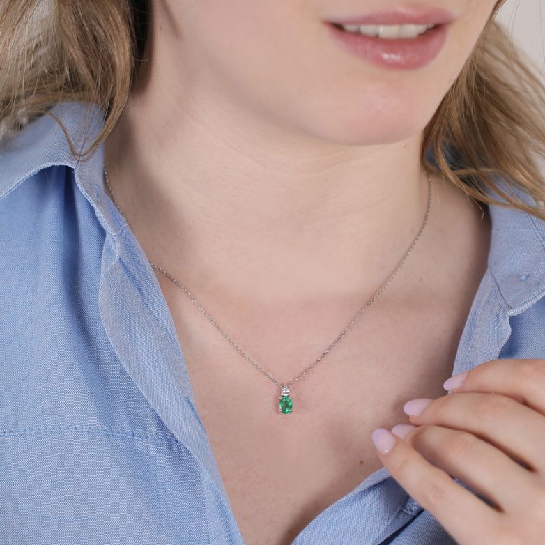 Necklace emerald 0.90 carat...