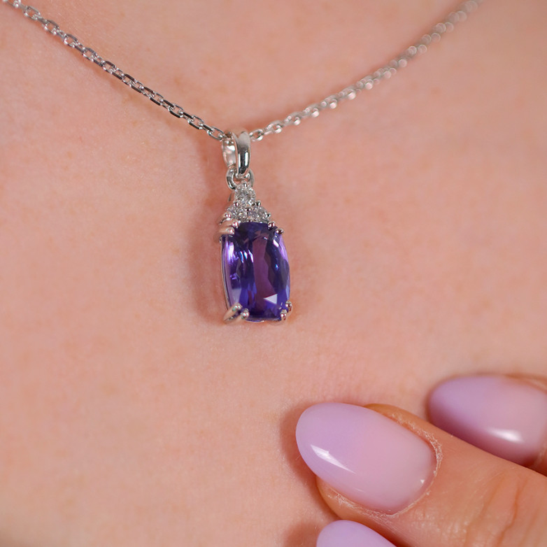 Necklace with 0.18 carats...