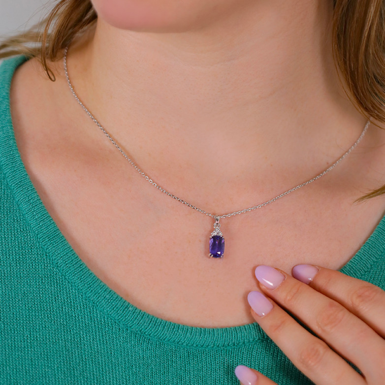 Necklace with 0.18 carats...