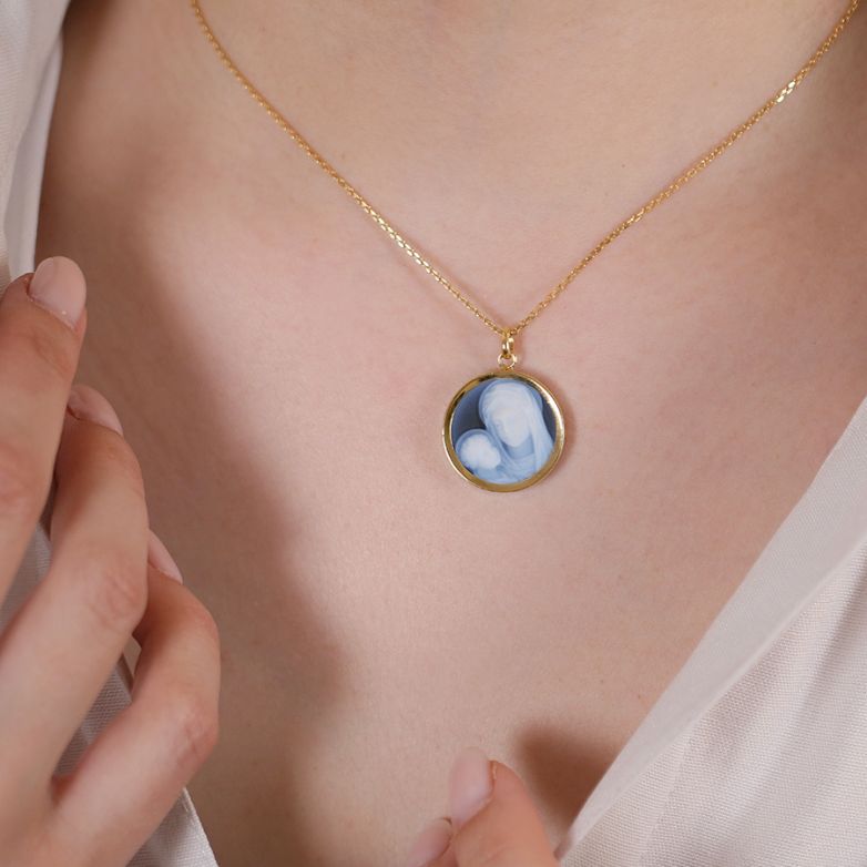 Yellow gold cameo medal of...