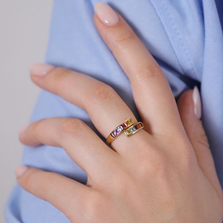 Yellow gold gemstone ring...
